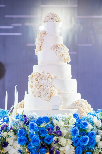 Gâteau de mariage blanc avec fleur