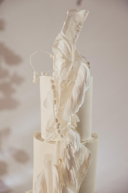 Gâteau de mariage blanc avec des fleurs et des myrtilles