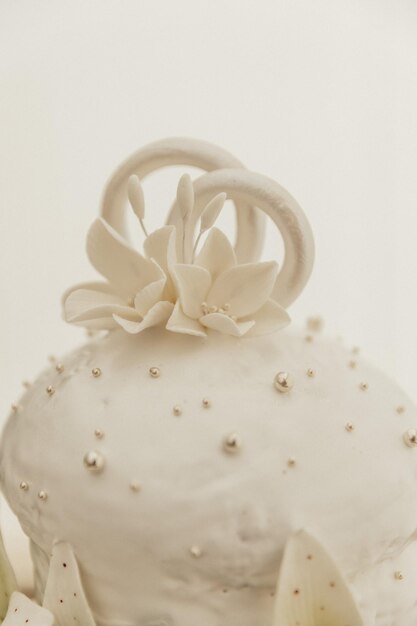 Gâteau de mariage blanc avec des fleurs et des myrtilles