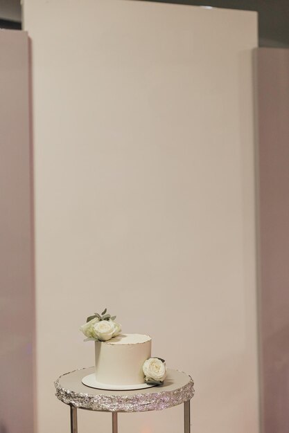 Photo gâteau de mariage blanc avec des fleurs et des myrtilles