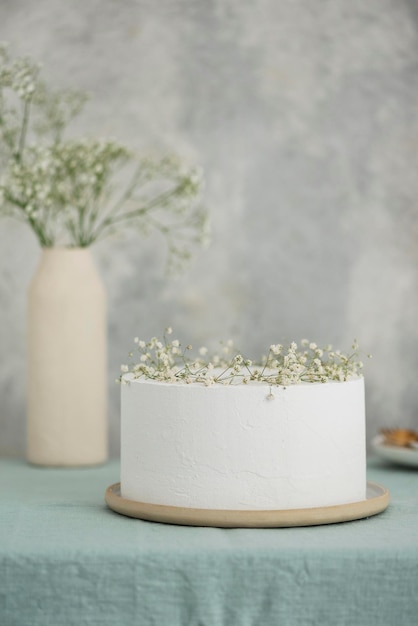 Gâteau de mariage blanc avec des fleurs