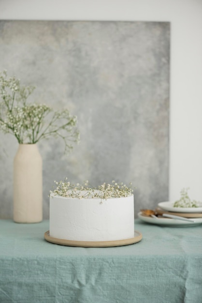 Gâteau de mariage blanc avec des fleurs