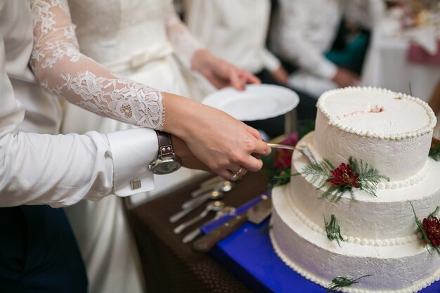 Gâteau de mariage blanc à plusieurs niveaux avec des décorations florales