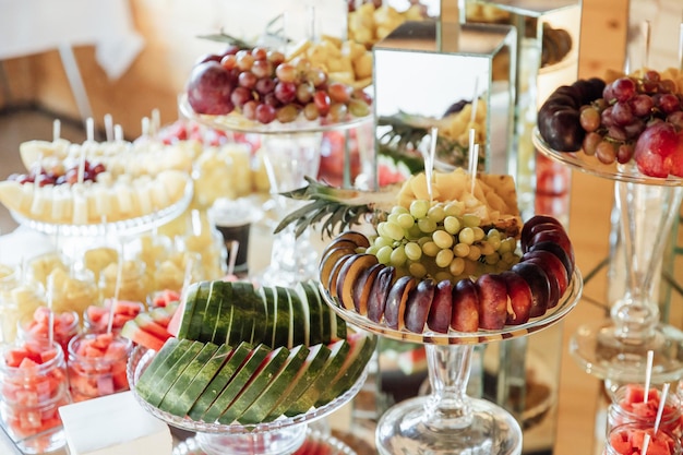 Gâteau de mariage et buffet