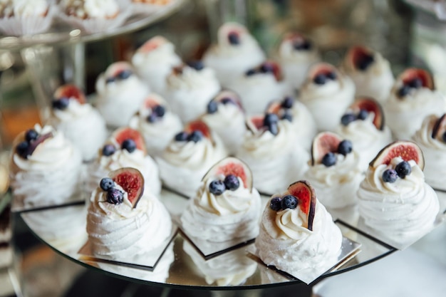 Gâteau de mariage et buffet