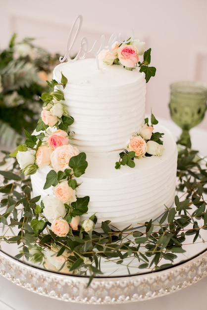 gâteau de mariage avec décoration naturelle