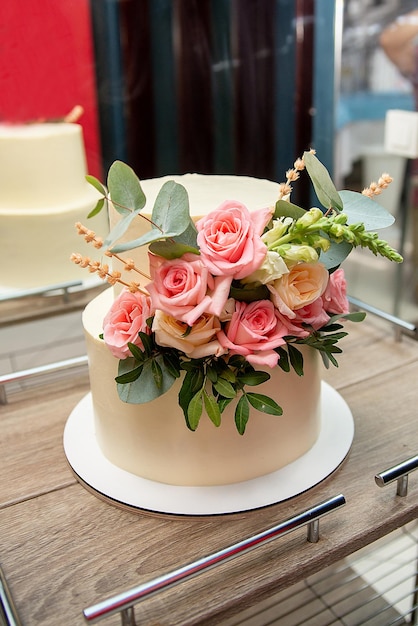 Gâteau de mariage décoré de fleurs roses au concept de banquet pour une agence d'événements de mariage