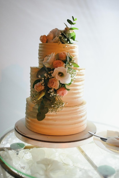 Gâteau de mariage élégant avec des fleurs et des succulents