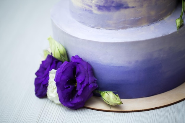 Gâteau de mariage avec des fleurs