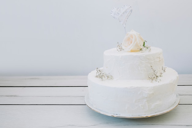 Photo gâteau de mariage avec des fleurs