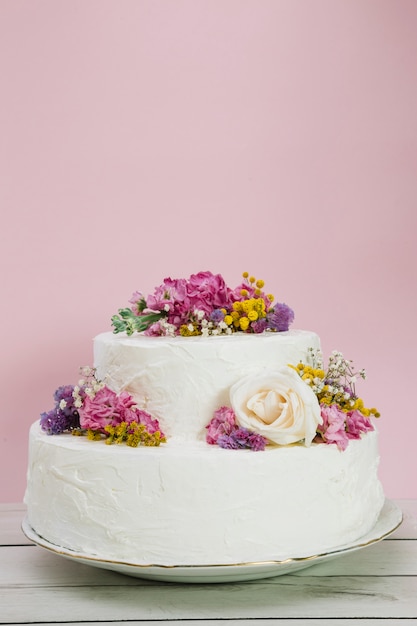 Gâteau de mariage avec des fleurs