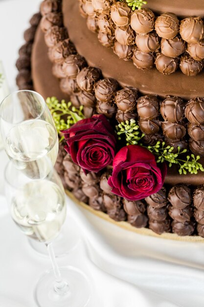 Gâteau de mariage gastronomique à plusieurs niveaux comme pièce maîtresse de la réception de mariage.