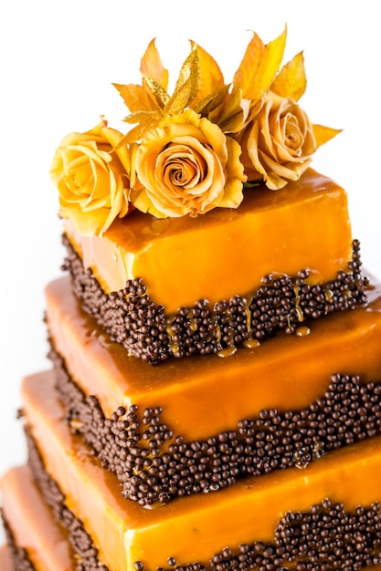 Gâteau de mariage gastronomique à plusieurs niveaux comme pièce maîtresse de la réception de mariage.