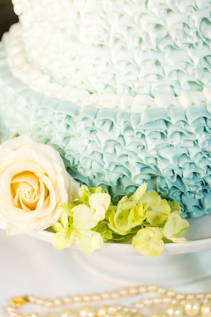 Gâteau de mariage gastronomique à plusieurs niveaux comme pièce maîtresse de la réception de mariage.