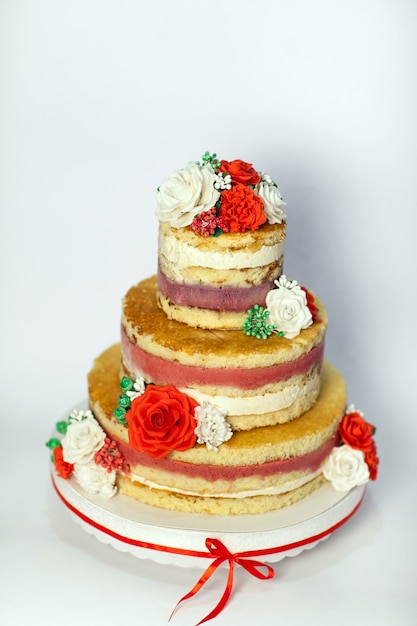 Gâteau de mariage. Gâteau à la main nue rustique, décorée avec des roses.