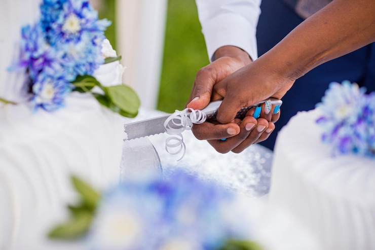 Photo gâteau de mariage kenyan deliciou décorations délicieuses à l'extérieur lors de la cérémonie de célébration de laoction