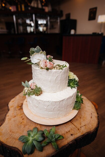 Gâteau de mariage lors d'un gros plan de banquet. Dessert.