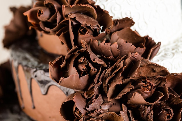 Gâteau de mariage à plusieurs niveaux gastronomique à la réception de mariage.