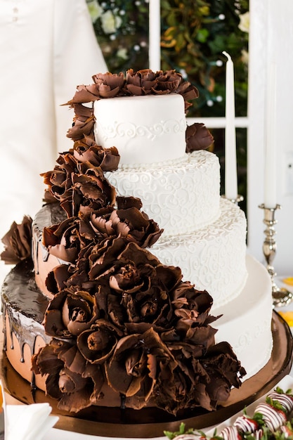 Gâteau de mariage à plusieurs niveaux gastronomique à la réception de mariage.