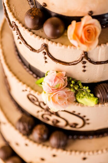 Gâteau de mariage à plusieurs niveaux gastronomique à la réception de mariage.