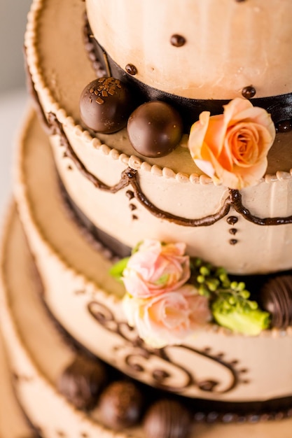 Gâteau de mariage à plusieurs niveaux gastronomique à la réception de mariage.