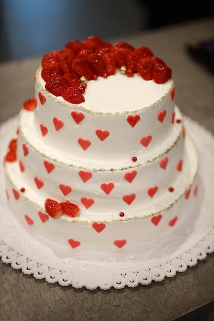 un gâteau de mariage romantique avec des fraises