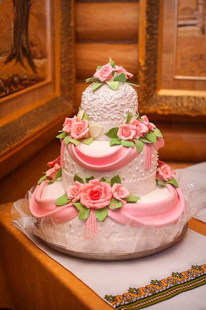 Gâteau de mariage rose et blanc avec des roses