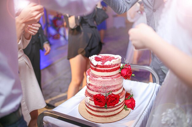 gâteau de mariage avec des roses pâtisserie de luxe