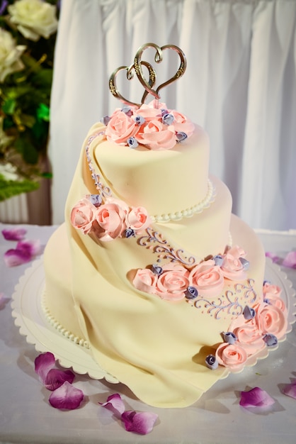 Photo gâteau de mariage avec roses rouges