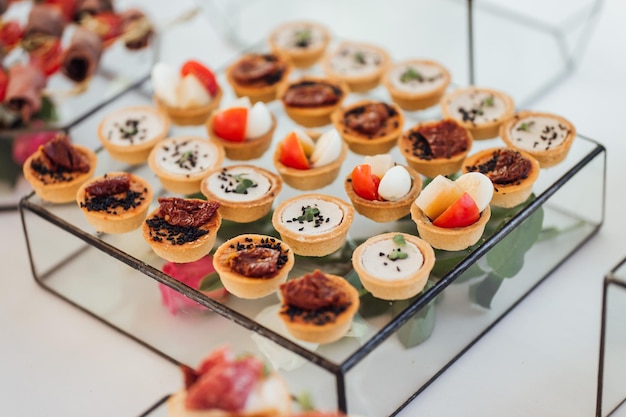 Gâteau de mariage et table de buffet