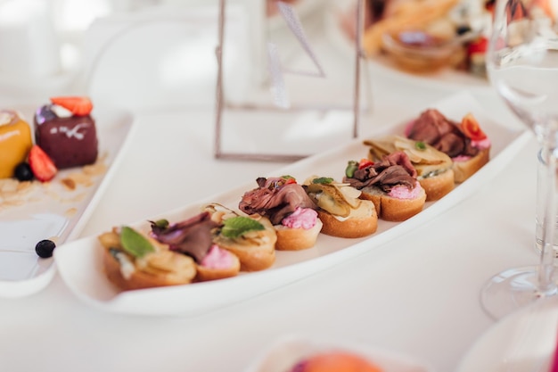 Gâteau de mariage et table de buffet