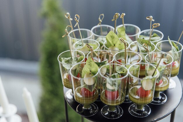 Gâteau de mariage et table de buffet