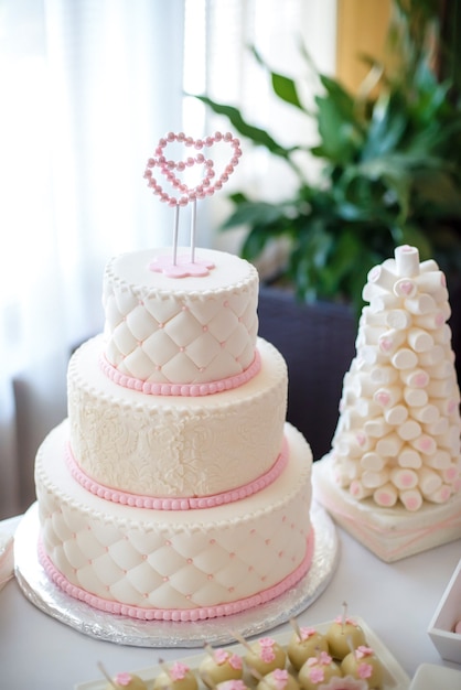 Photo un gâteau de mariage sur la table