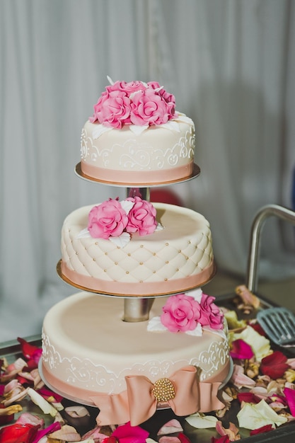 Gâteau de mariage à trois étages avec des fleurs 7831