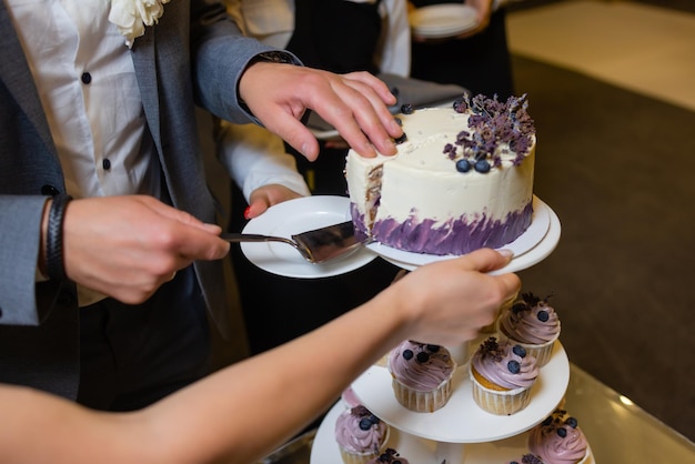 Gâteau de mariage à trois niveaux avec des fraises sur la table