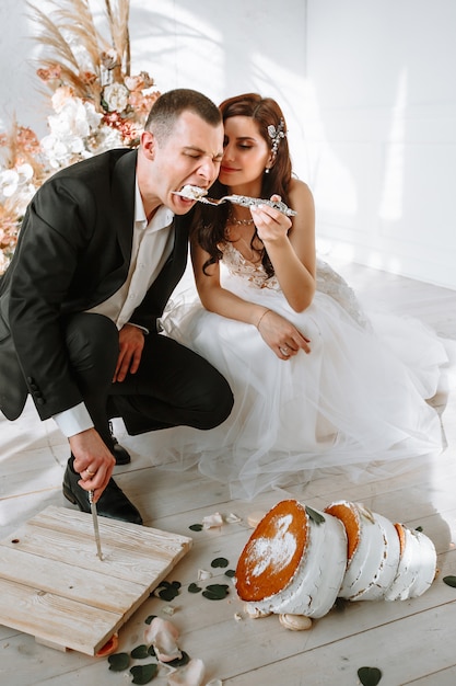 Un gâteau de mariage à trois niveaux qui est tombé de la table.