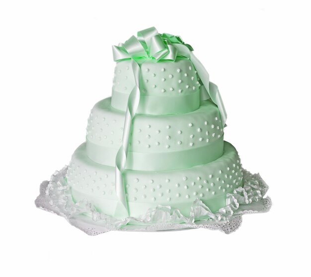 Gâteau de mariage vert sur fond blanc