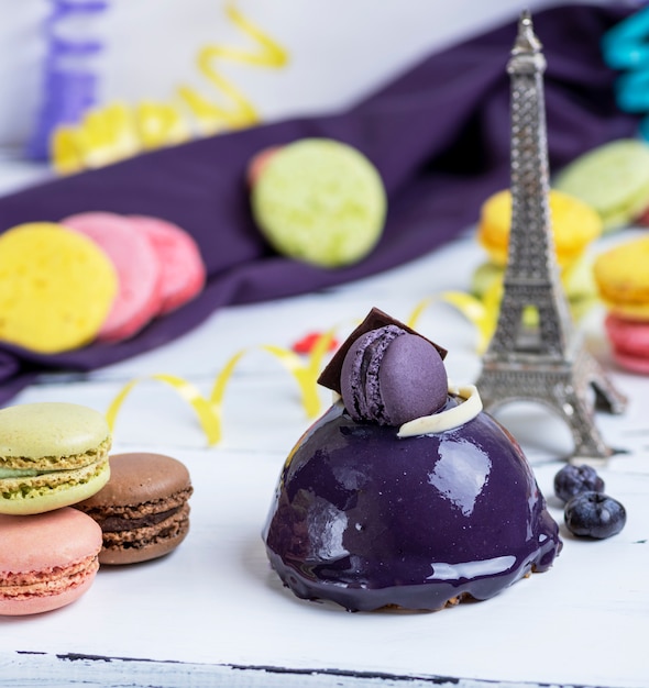 Gâteau mauve sur une planche de bois blanche