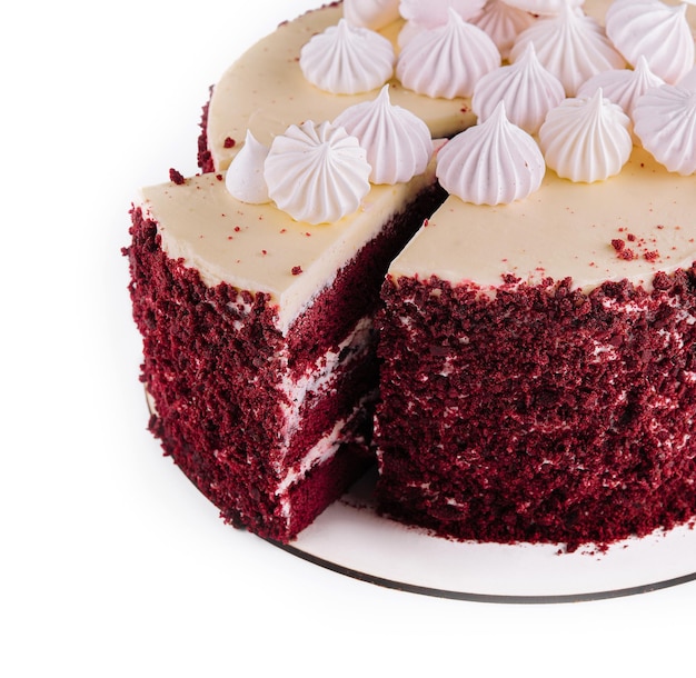 Gâteau meringué aux fraises sur une assiette