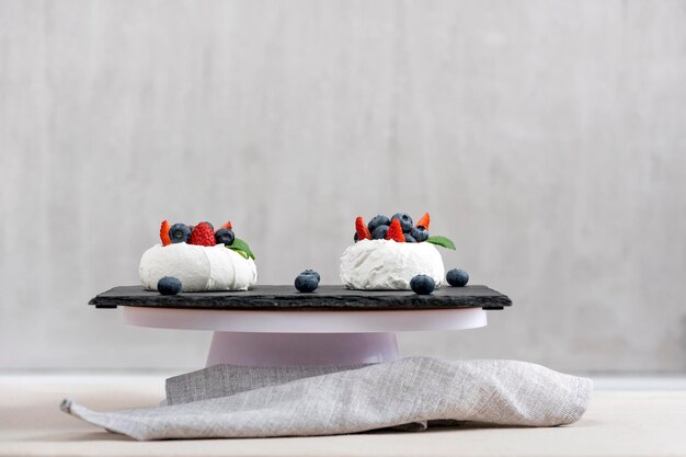 Gâteau meringué aux myrtilles fraîches et aux fraises Gâteau Anna Pavlova