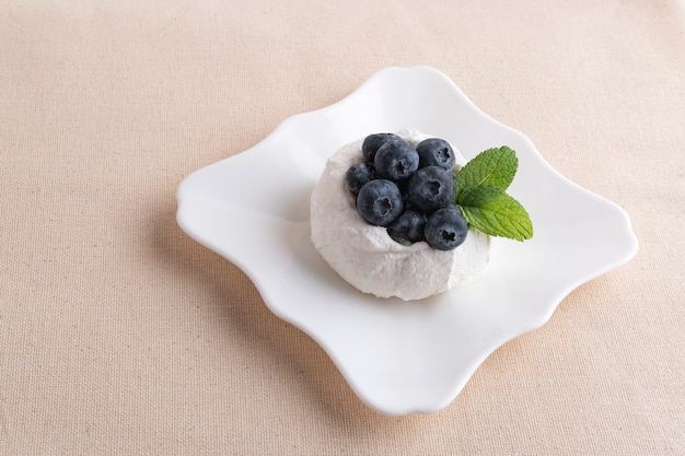 Gâteau à La Meringue Aux Myrtilles Fraîches Sur Soucoupe. Dessert Aux Baies Aéré. Vue De Dessus.