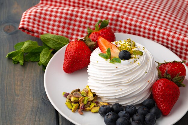 Gâteau meringué blanc sur assiette servi sur table