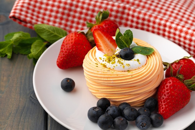 Gâteau meringué blanc sur assiette servi sur table