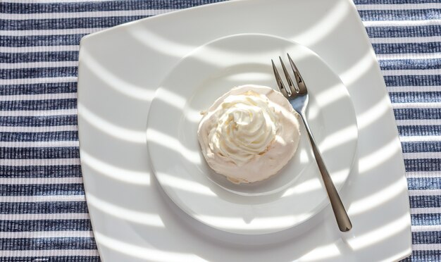 Gâteau meringué à la crème fouettée