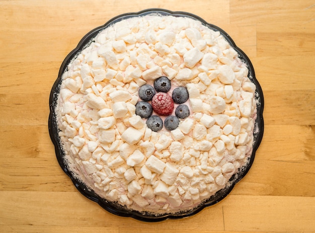 Gâteau de meringue fraîche sur la table en bois