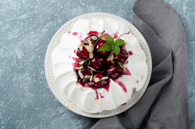 Gâteau meringué maison Pavlova avec crème fouettée