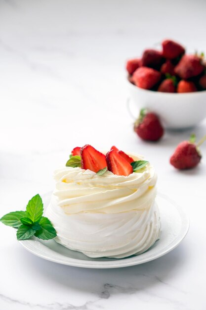 Gâteau meringué Pavlova aux fraises fraîches et mascarpone à la crème fouettée avec décoration à la feuille de menthe Recette du dessert traditionnel Anna Pavlova Pâtisserie maison