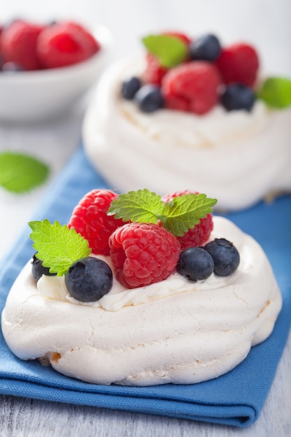 Gâteau meringué Pavlova avec crème et baies