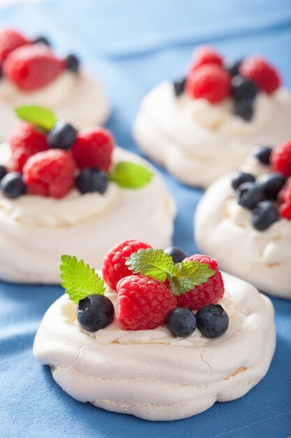 Gâteau meringué Pavlova avec crème et baies