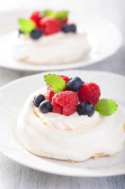 Gâteau de meringue Pavlova à la crème et baies